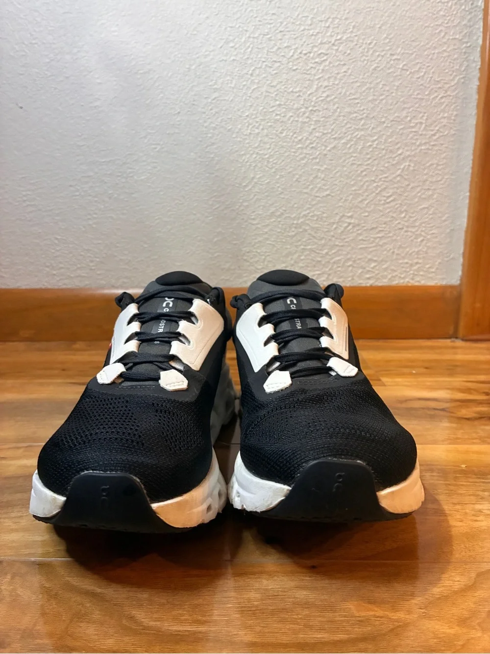 On Cloud Women’s Cloudstratus 3 Athletic Running Shoes, black/white- size 8